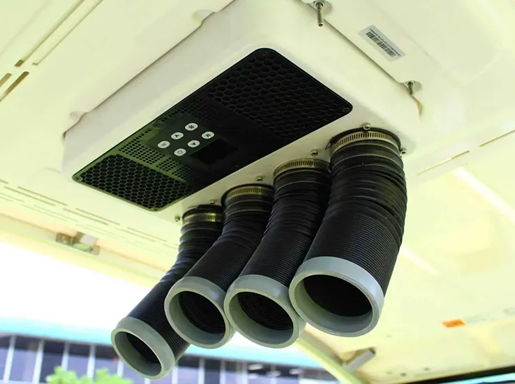 コンパクトながらもパワフルな冷却性能を備え、個別ダクトによる送風がカート内を心地よい温度に保ちます。 個別ダクトにより、従来のゴルフカートエアコンよりも冷感・温感を感じられることができます