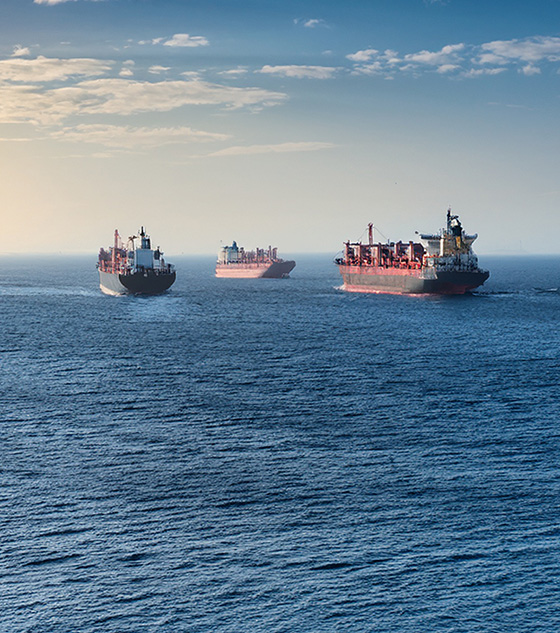 世界各地と日本を結ぶ輸出入及び販売事業を表す貿易のイメージ画像